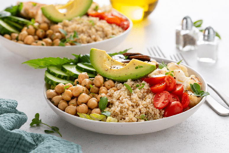 Salada proteica de quinoa com gr&atilde;o-de-bico e abacate 