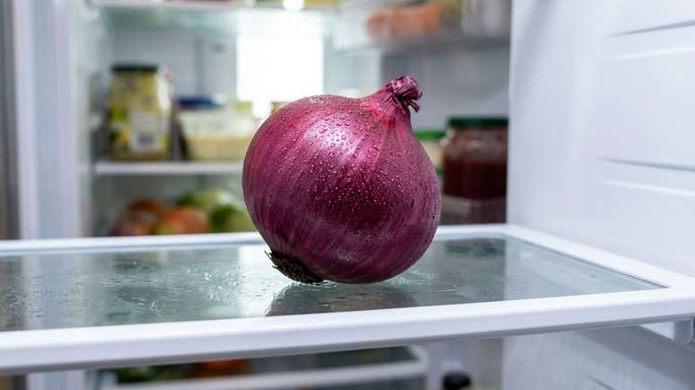 Utilizar uma faca bem afiada e manter a cebola refrigerada garante um corte limpo e confort&aacute;vel.