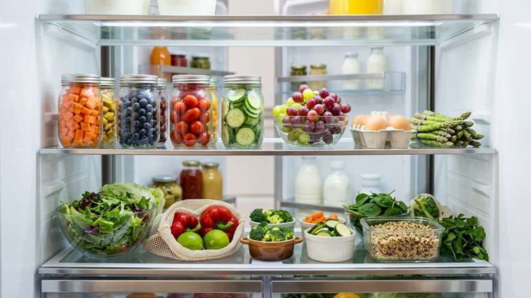 Organizar o refrigerador sem bloquear as sa&iacute;das de ar protege os alimentos e reduz o consumo de energia.