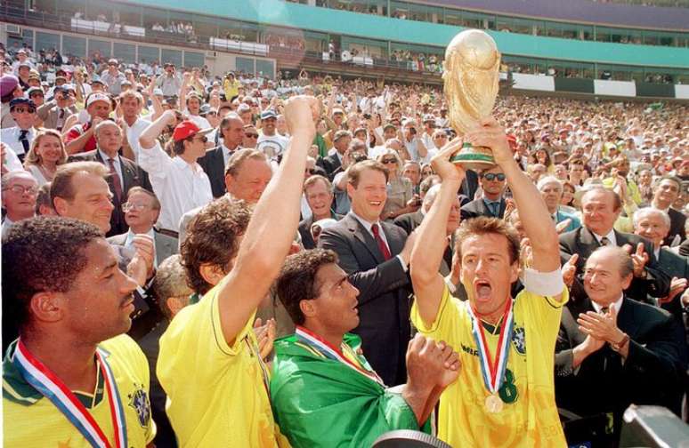 Dunga levanta a ta&ccedil;a ap&oacute;s a conquista do tetracampeonato na Copa de 94