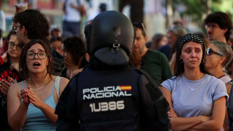 A pol&iacute;cia interveio para dispersar a multid&atilde;o que se encontrava em frente ao pr&eacute;dio de onde Maricarmen foi despejada