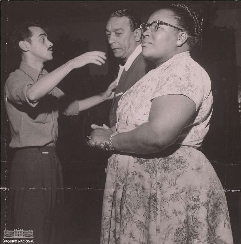 Diretor Leo Jusi com os atores Ciro Monteiro e Zeny Pereira na montagem de Orfeu da Concei&ccedil;&atilde;o em 1956