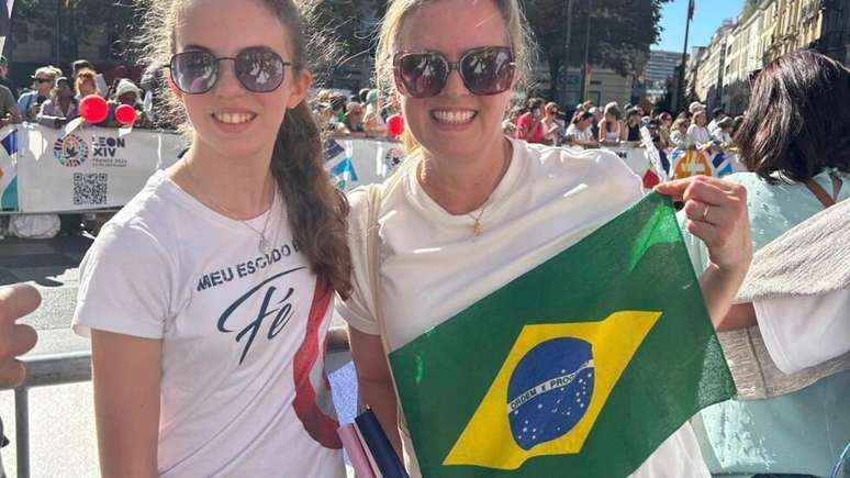 Luciana Rocha e a filha Clara, em Paris, em 25 de setembro de 2026.