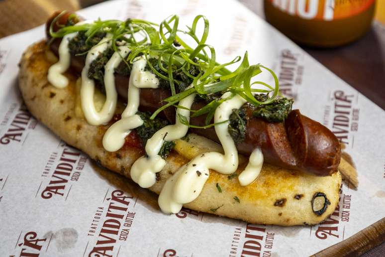 A criativa Choripizza (p&atilde;o feito com massa de pizza, salsicha Frankfurt e maionese de nduja)