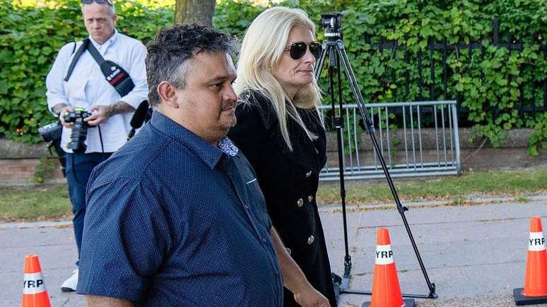 Leonardo Bedoya e Mar&iacute;a L&oacute;pez entrando no Tribunal Superior de Justi&ccedil;a de Ont&aacute;rio, no Canad&aacute;, para prestar declara&ccedil;&atilde;o em audi&ecirc;ncia
