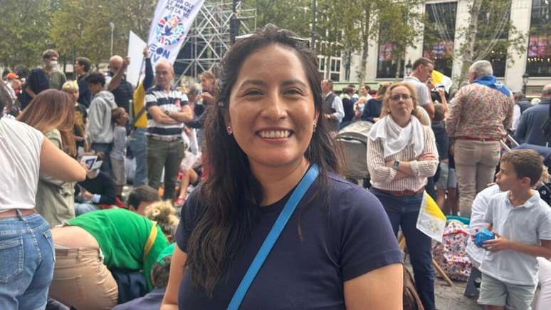 A peruana Carmen Yauli que foi &agrave; missa do papa Le&atilde;o XIV na Champs-Elys&eacute;es para sentir a "energia" da celebra&ccedil;&atilde;o, em Paris, em 26 de setembro de 2026.
