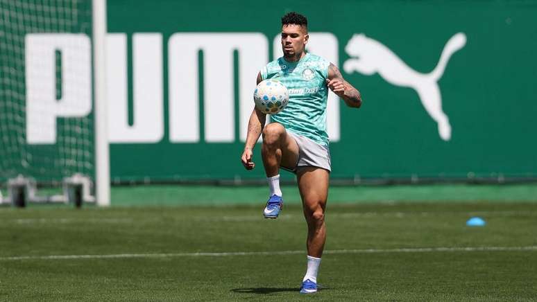 Atacante durante treinamento, na Academia de Futebol. -