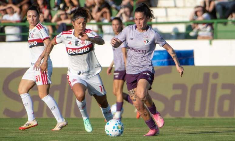 Karla Alves disputa lance com Cristiane do Flamengo durante partida no est&aacute;dio Brinco de Ouro.