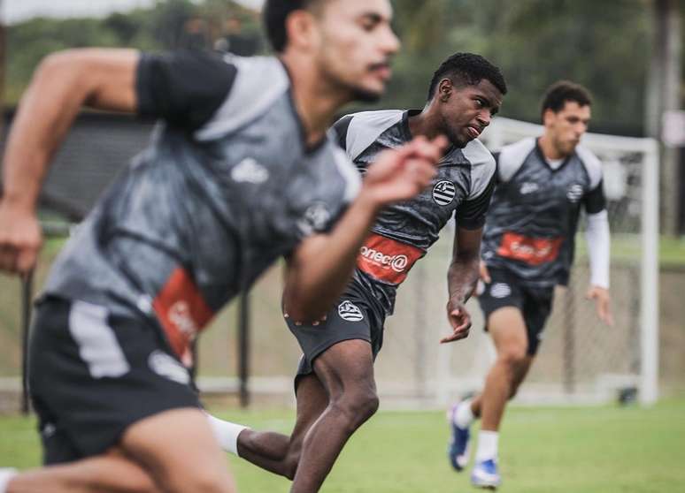 Atletas do clube mineiro correm em treino &ndash;
