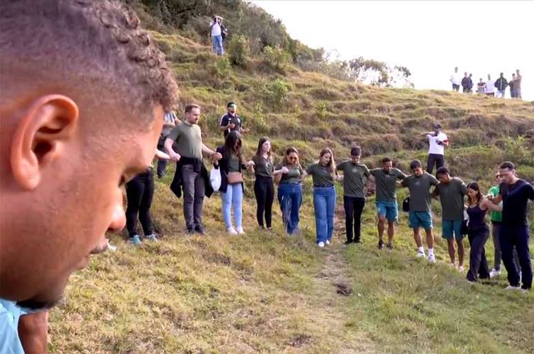 Diversas pessoas oram no local do acidente &ndash;