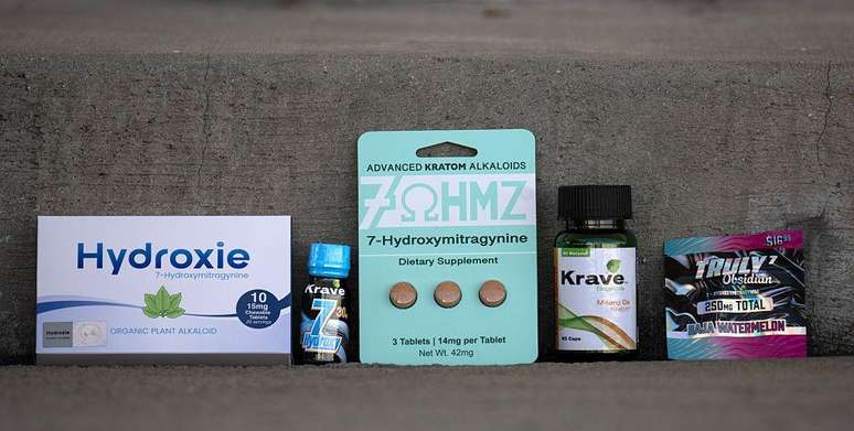 Produtos ilegais &agrave; base de kratom, como estes, continuam sendo vendidos em lojas especializadas em artigos para fumantes na Calif&oacute;rnia