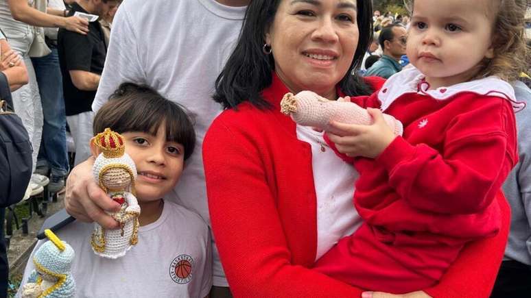 A pernambucana Karol Calado com o marido Ivo Calado e os filhos Rafael e Maria Clara na missa do papa Le&atilde;o XIV, em 26 de setembro de 2026.