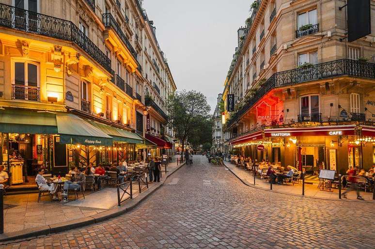 A import&acirc;ncia cultural de Paris vai al&eacute;m dos seus museus, influenciando o dia a dia de toda a cidade