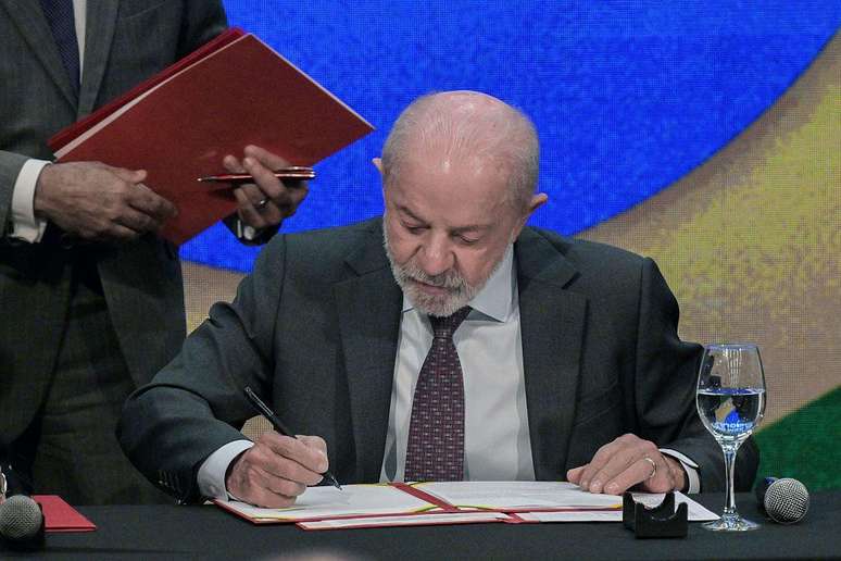O presidente do Brasil, Luiz In&aacute;cio Lula da Silva, assina uma medida provis&oacute;ria que pro&iacute;be as plataformas de apostas esportivas on-line, durante uma cerim&ocirc;nia em S&atilde;o Paulo, Brasil, em 25 de setembro de 2026.