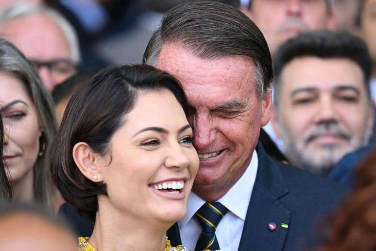 Michelle Bolsonaro &eacute; candidata ao Senado pelo Distrito Federal, a pedido do marido. Na foto, ela e Jair em 2022, enquanto ele era presidente