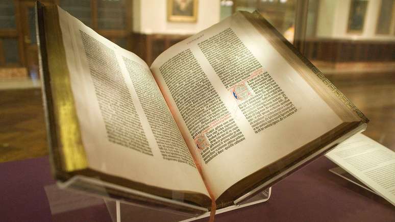Exemplar da Biblioteca de Nova York da B&iacute;blia de Gutemberg, a primeira impressa