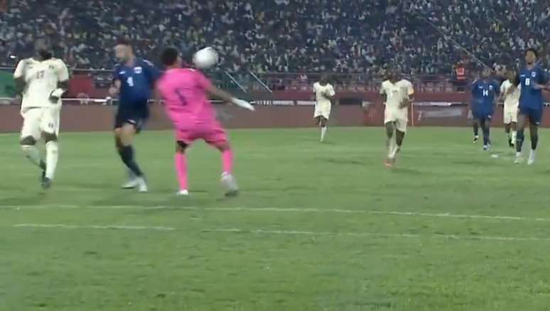 Vozinha sai mal na bola e proporciona gol para Mali &ndash;