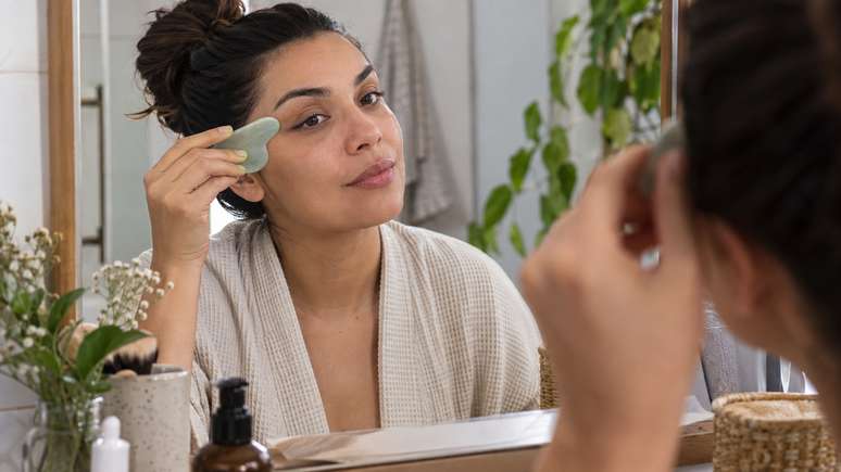 O gua sha pode reduzir temporariamente a apar&ecirc;ncia de incha&ccedil;o.