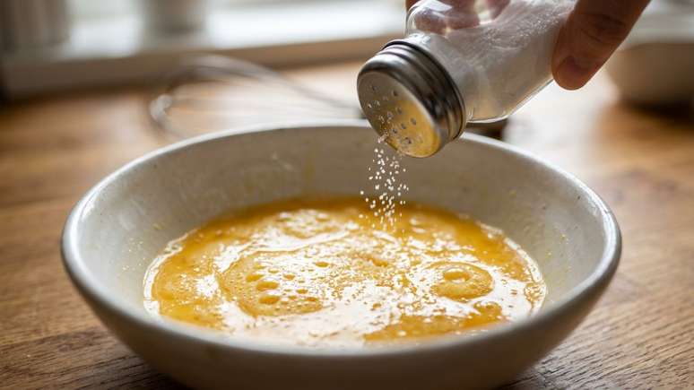 Controlar a intensidade da chama e retirar a panela do fogo no ponto certo assegura a cremosidade ideal.