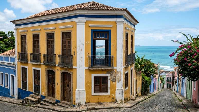 Do alto de seus mirantes e mosteiros, Olinda une a exuber&acirc;ncia natural &agrave; hist&oacute;ria viva do Brasil colonial.
