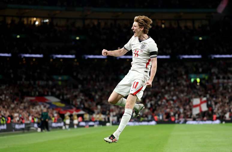 Gordon vibra ap&oacute;s marcar o primeiro gol dos ingleses