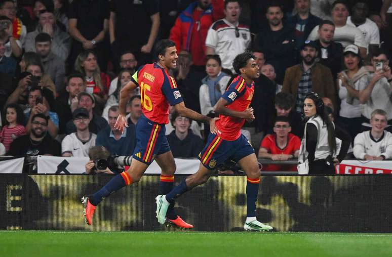 Lamine Yamal marca e sai correndo para comemorar o gol da Espanha
