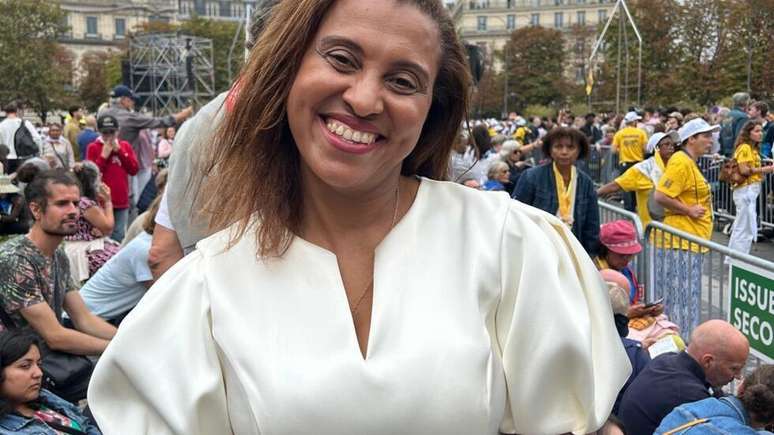 A arquiteta Eliana Ven&acirc;ncio na missa do papa Le&atilde;o XIV, em Paris, em 26 de setembro de 2026.