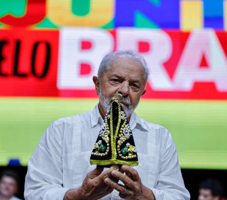 Janja postou uma foto de Lula segurando Nossa Senhora Aparecida nesta sexta-feira
