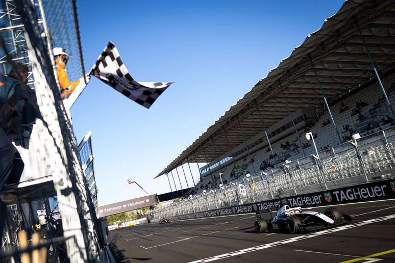Clerot cruza a linha de chegada para coroar sua temporada com a Rodin Motorsport na F3.
