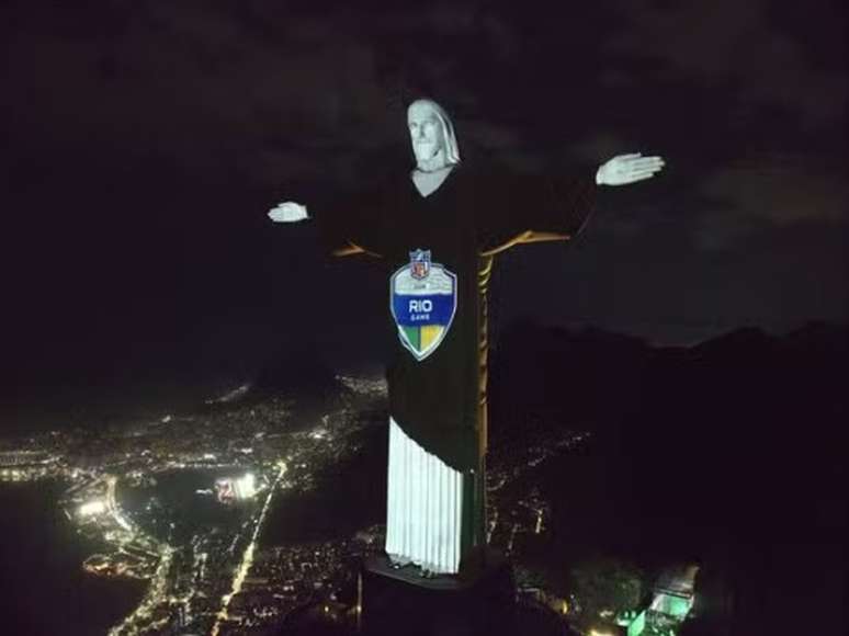 Cristo Redentor recebe proje&ccedil;&atilde;o super especial da NFL, no Maracan&atilde; &ndash;