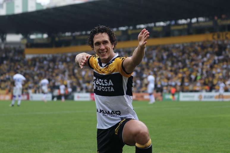 Nicolas comemora participa&ccedil;&atilde;o no primeiro gol do jogo &ndash; Fotos: Celso da Luz/ Crici&uacute;ma