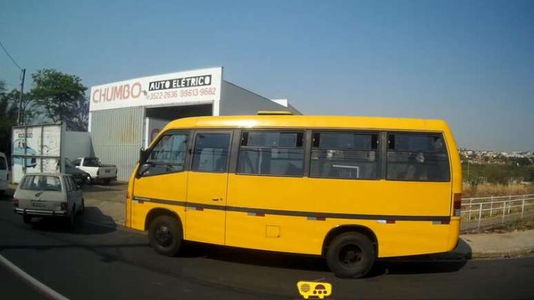Micro-&ocirc;nibus antes da transforma&ccedil;&atilde;o: primeiro uso foi para o transporte de estudantes.