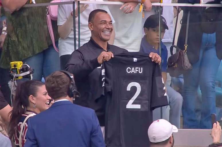 Cafu &eacute; ovacionado no Maracan&atilde; &ndash;