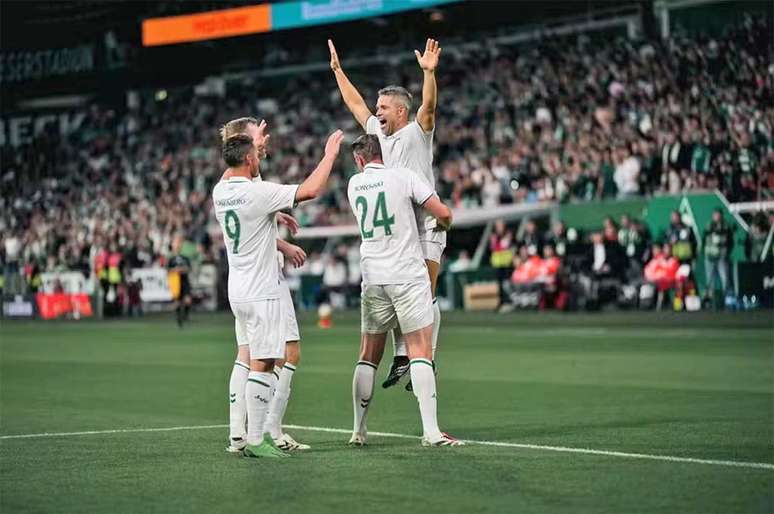 Diego Ribas &eacute; festejado pelas demais lendas do Werder Bremen &ndash;