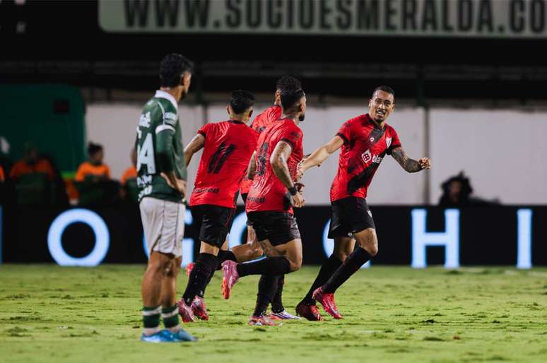 Jogadores do Drag&atilde;o comemoram gol de Guilherme Lopes &ndash;