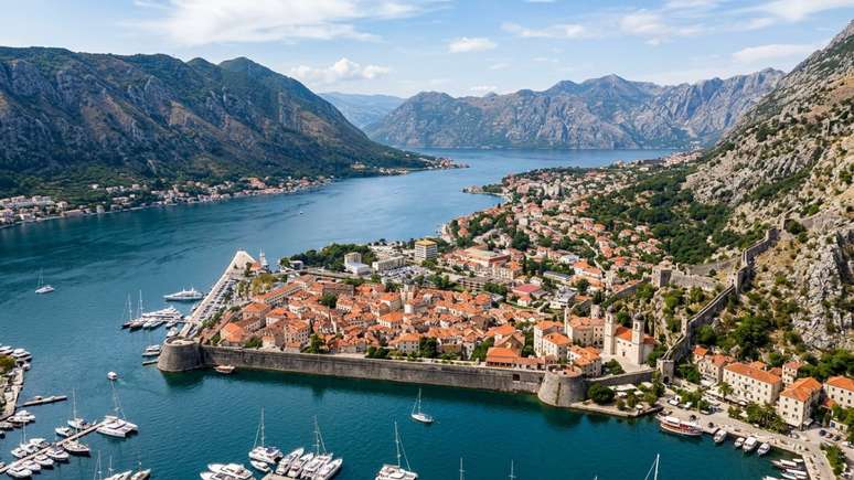 A milenar heran&ccedil;a cultural de Kotor harmoniza arquitetura medieval, pra&ccedil;as de pedra e monumentos religiosos reconhecidos internacionalmente pela UNESCO.