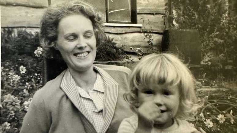 Susan sentada no colo da m&atilde;e quando era pequena, enquanto Elizabeth est&aacute; em uma cadeira de rodas. Ela nunca mais conseguiu andar