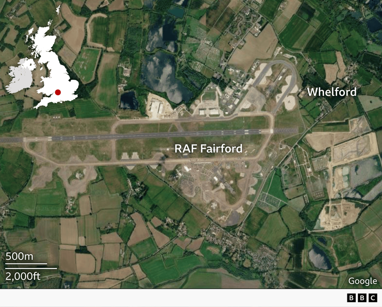 Mapa a&eacute;reo da localiza&ccedil;&atilde;o da RAF Fairford. A base a&eacute;rea e a vila de Whelford est&atilde;o marcadas.