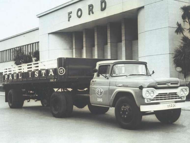 O F-600 se destacava por seu potente motor V8 a gasolina, um dos mais poderosos de seu tempo.