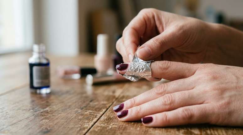 Algumas esmalta&ccedil;&otilde;es possuem uma camada superior muito resistente, e um polimento extremamente superficial pode facilitar a entrada da acetona.