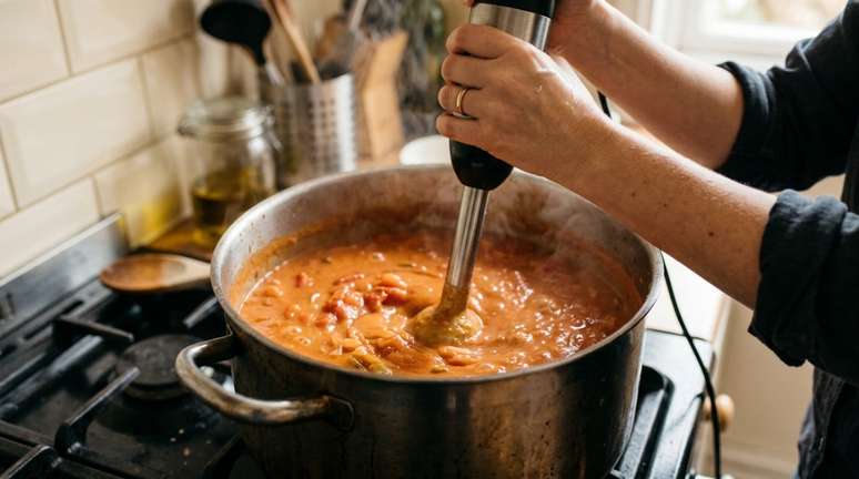 A cenoura libera do&ccedil;ura natural durante o cozimento e ajuda a suavizar a acidez do tomate.