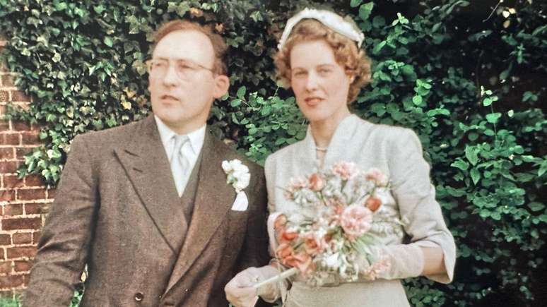 Elizabeth, na foto tirada antes de contrair poliomielite, no dia de seu casamento com o marido, Francis, que conheceu enquanto trabalhava no Minist&eacute;rio das Rela&ccedil;&otilde;es Exteriores brit&acirc;nico.