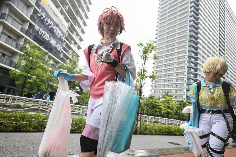 Os japoneses costumam levar o lixo para casa e at&eacute; recolhem o que encontram no ch&atilde;o.
