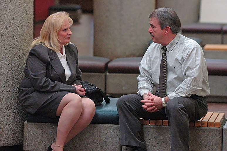 May Martinez, m&atilde;e de Colleen Slemmer, e um detetive aposentado do Departamento de Pol&iacute;cia de Knoxville do lado de fora de um tribunal para uma audi&ecirc;ncia p&oacute;s-condena&ccedil;&atilde;o em 2006.