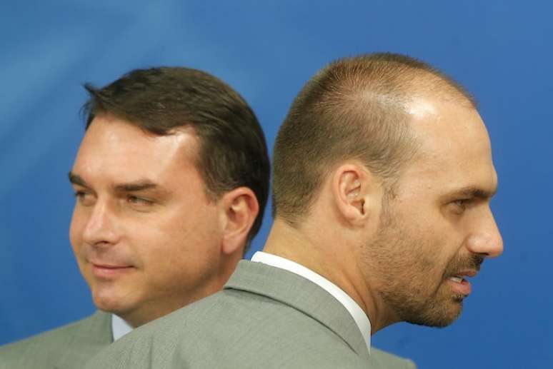 Fl&aacute;vio (&agrave; esquerda) e Eduardo Bolsonaro (&agrave; direita) em foto de outubro de 2019.