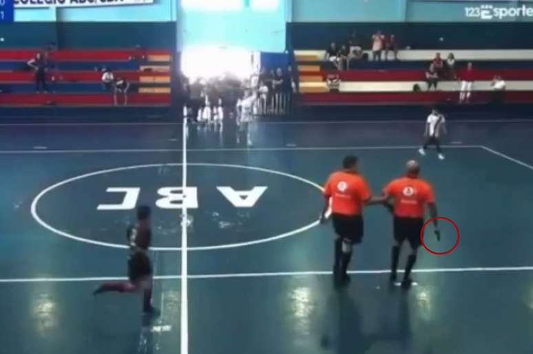 Um &aacute;rbitro de 55 anos sacou uma arma durante um jogo de futsal sub-12 &ndash;