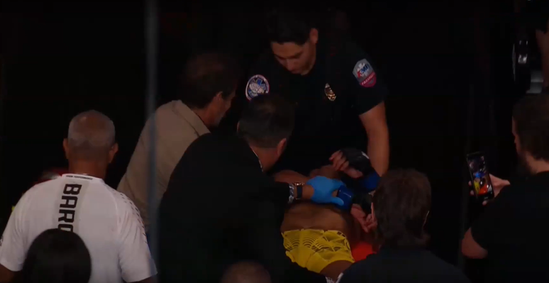  Raoni Barcelos saiu de maca ap&oacute;s sua luta no UFC Vegas 121