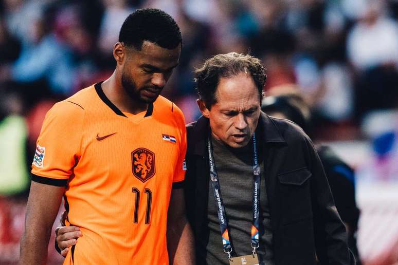 Atacante do Liverpool sofre les&atilde;o no tornozelo e deixa sele&ccedil;&atilde;o da Holanda &ndash;