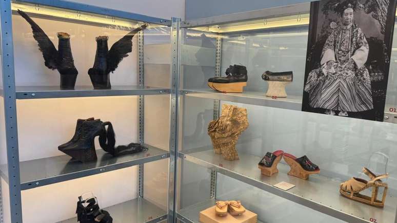 A loja de departamentos Printemps Haussmann transforma seu &uacute;ltimo andar em um museu com a exposi&ccedil;&atilde;o &ldquo;Passo a passo: o cal&ccedil;ado sob todos os &acirc;ngulos&rdquo;.