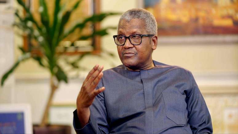 Dangote disse &agrave; BBC que sua refinaria de petr&oacute;leo beneficia as na&ccedil;&otilde;es africanas